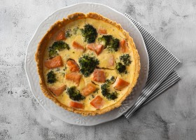 Tarta salada de salmón, brócoli y queso de cabra