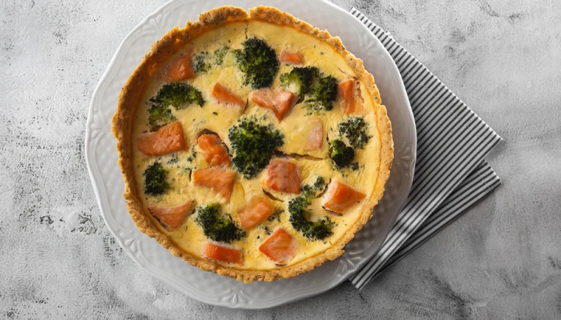 Tarta salada de salmón, brócoli y queso de cabra