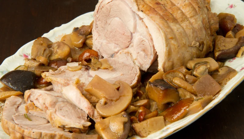 Ternera asada con champiñones