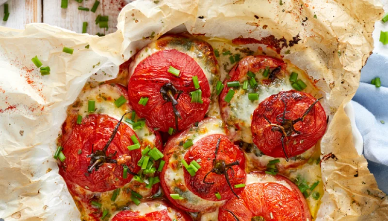 Tomates rellenos de pollo y guisantes