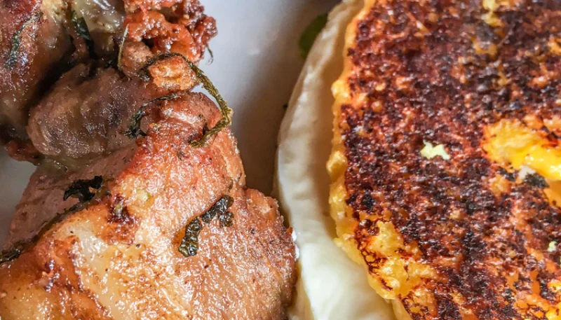 Tortita de maíz con cerdo asado