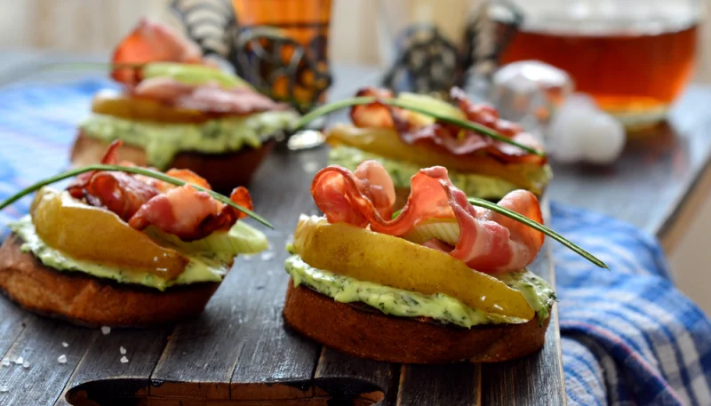 Tostada con pera y bacon