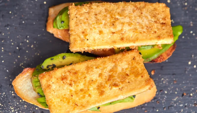 Tostadas con aguacate y tofu