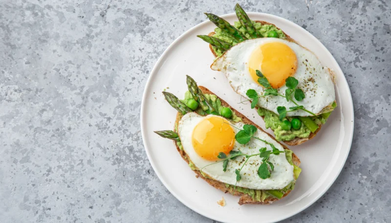 Tostadas con espárragos y huevo