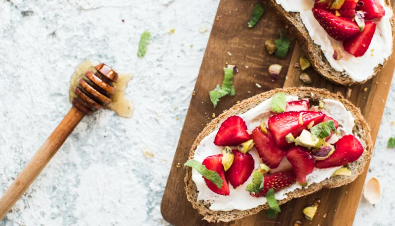 Tostadas con fresas y pistachos