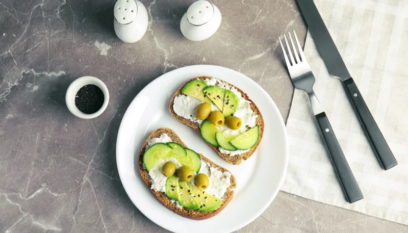 Tostadas de aguacate y aceitunas