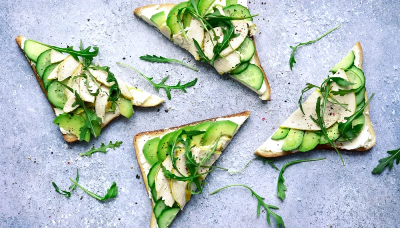 Tostadas de queso y pepino