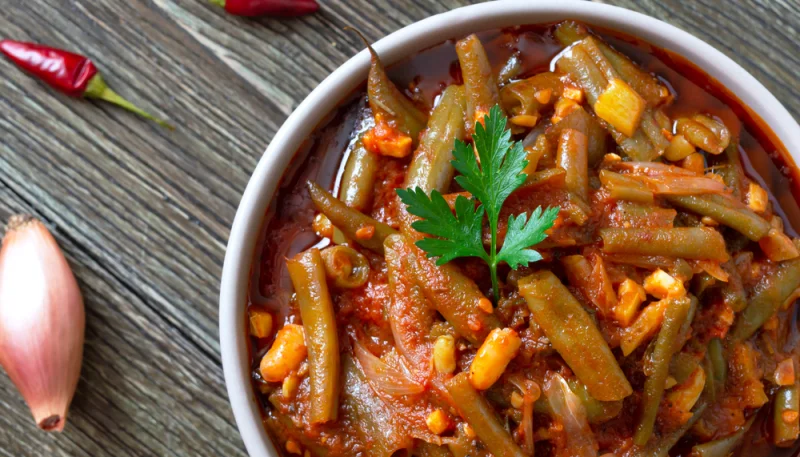 Vainas con jamón y tomate en olla de cocción lenta