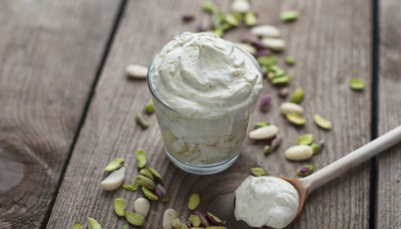 Yogur con pistachos y almendras
