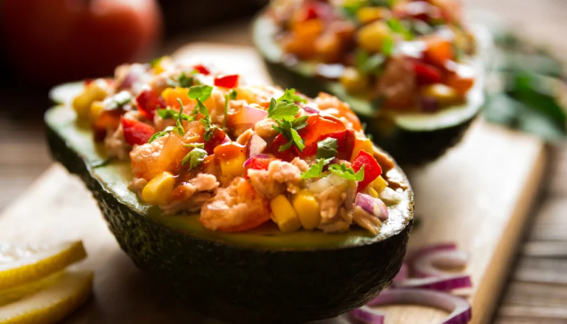Aguacate relleno de ensalada de maíz