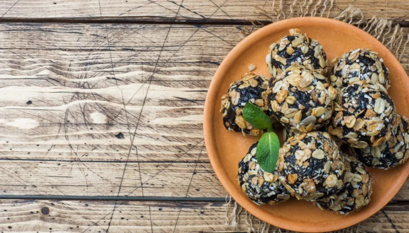 Bolitas de chocolate y ciruelas