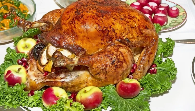 Capón con manzanas y sidra