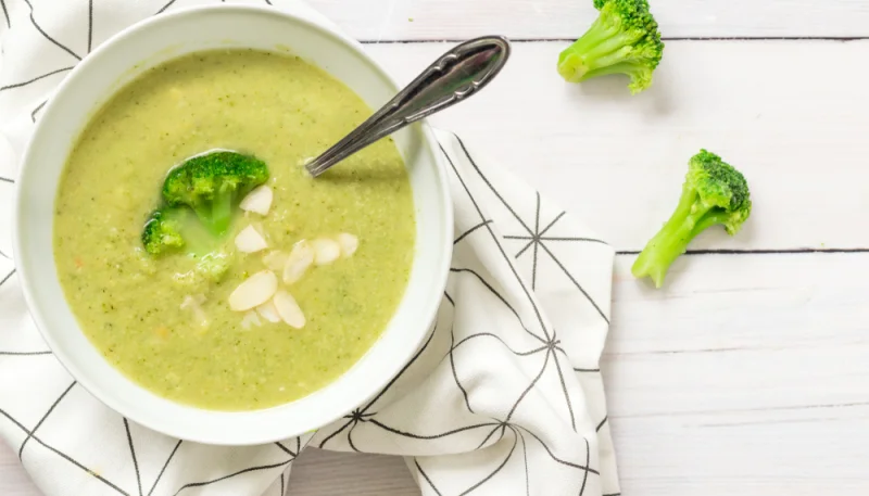 Crema de brócoli y almendras