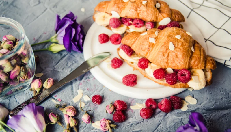 Croissant con frambuesas