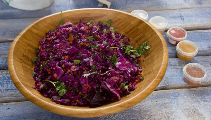 Ensalada de col lombarda con atún y aceitunas