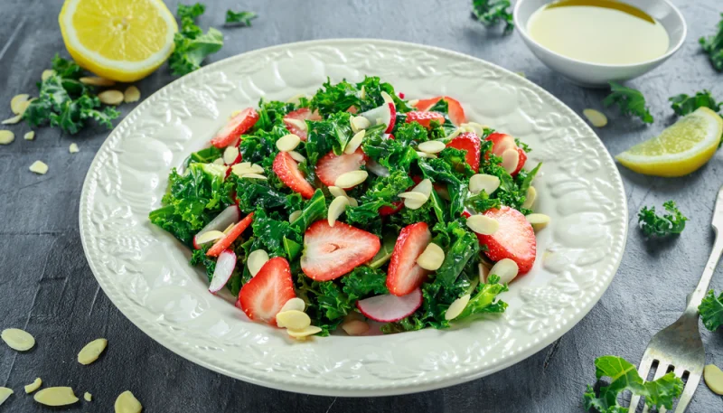 Ensalada de kale y fresas
