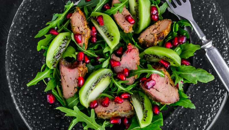 Ensalada de pollo y kiwi