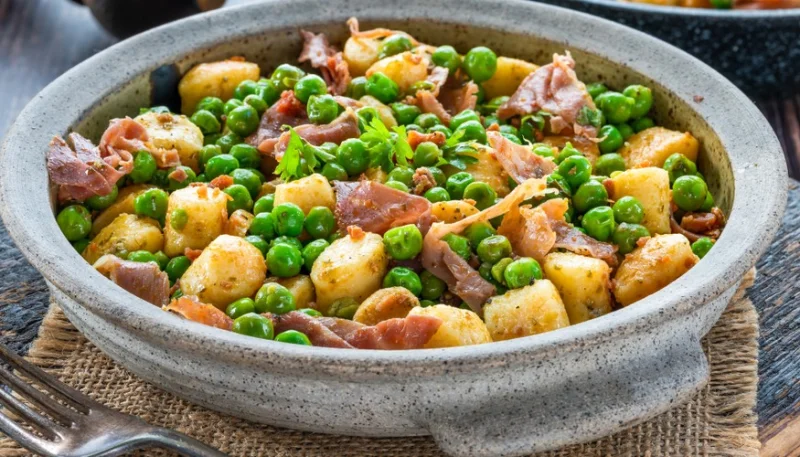 Ñoquis con bacon y guisantes