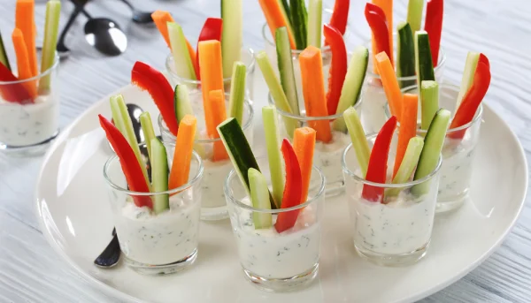 Palitos de verduras con salsa de yogur