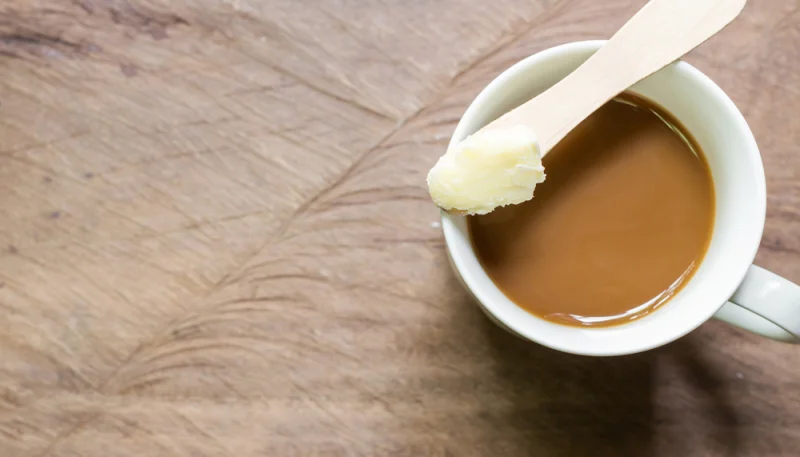 Pastel en taza con aceite de coco