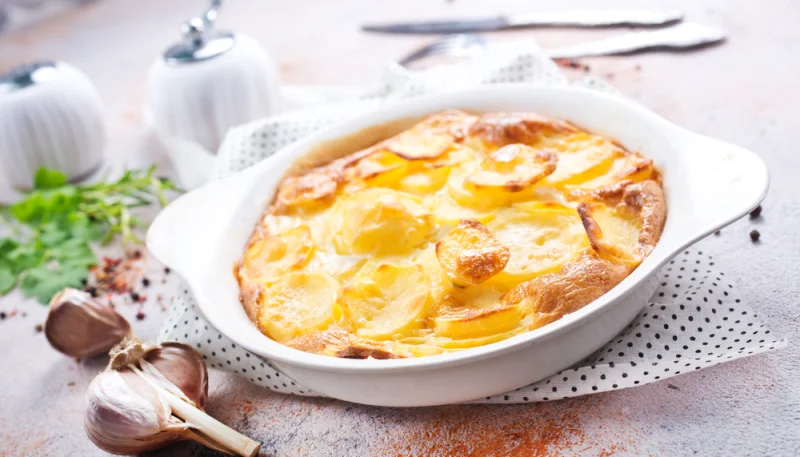 Patatas gratinadas con nata y ajo