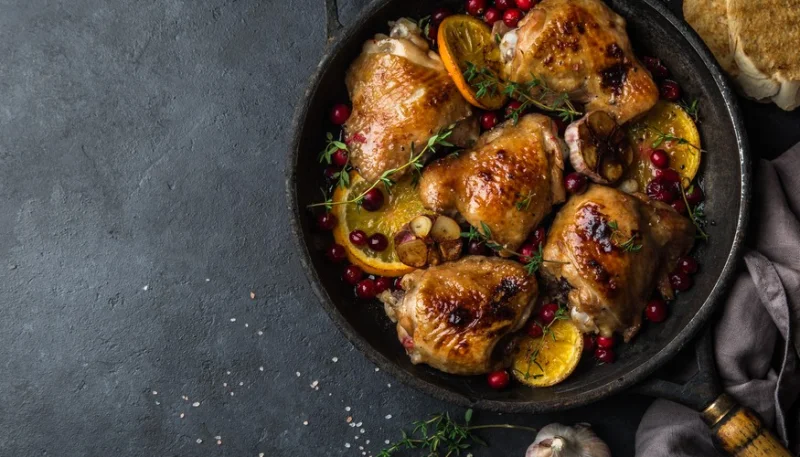 Pollo asado con naranja y arándanos