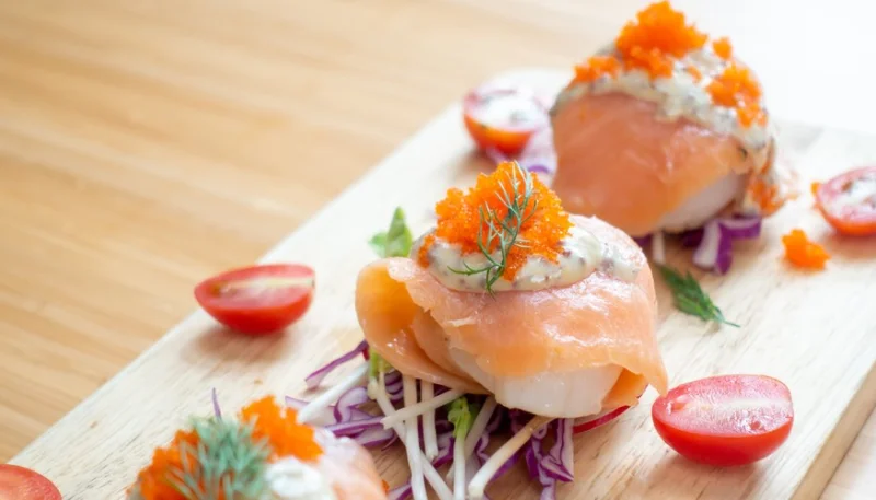 Rollitos de vieiras y salmón