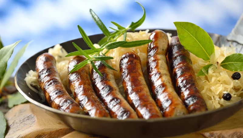 Salchichas al vino blanco