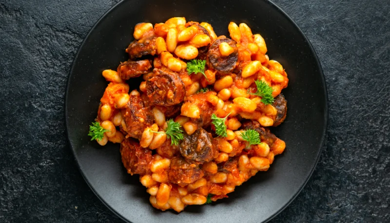 Salchichas al vino con frijoles