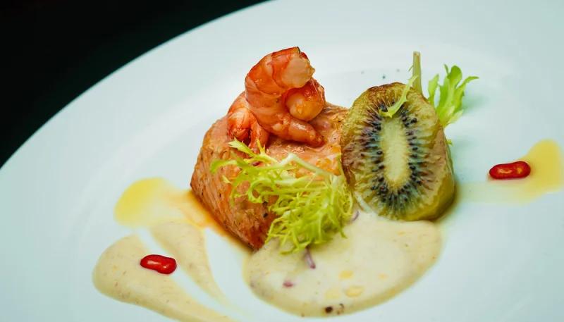 Salmón con kiwi y gambas