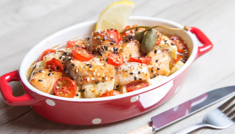 Salmón con tomates y pepino