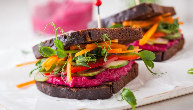 Sándwich con hummus de remolacha