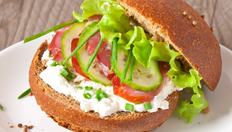 Sándwich con ricotta y bacon