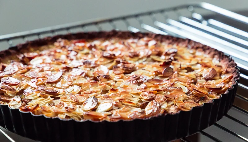 Tarta de manzana, miel y almendras