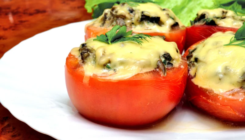 Tomates rellenos con champiñones y jamón