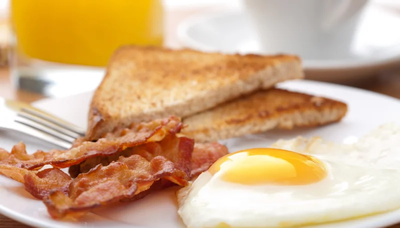 Tostada con huevo y bacon