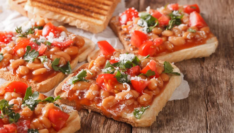 Tostadas con alubias