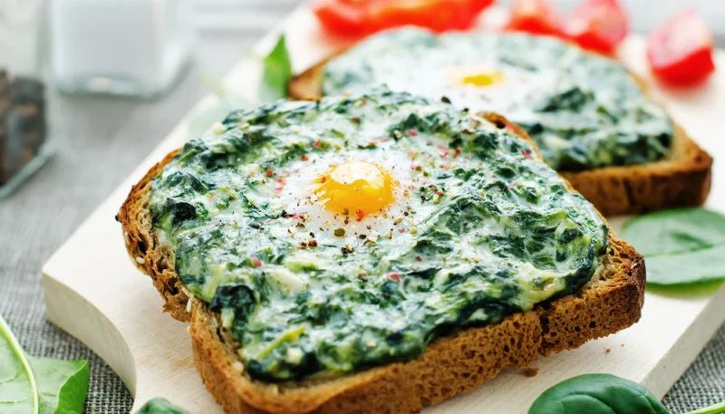 Tostadas con espinacas, queso y huevo