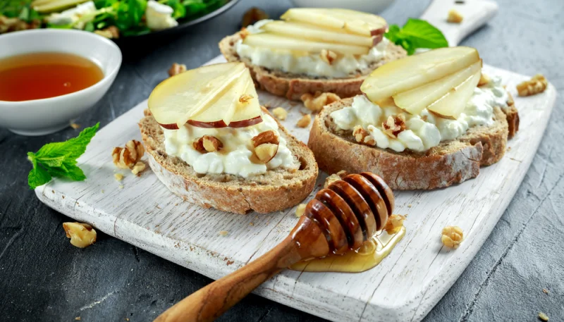 Tostadas con queso y nueces