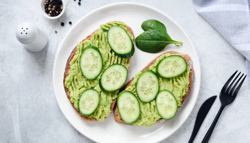 Tostadas de aguacate y pepino