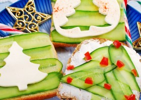 Tostadas de Navidad con pepino y queso