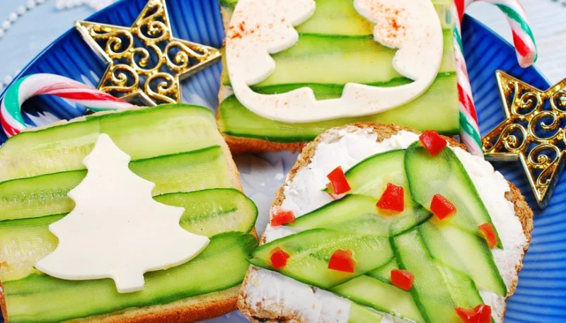 Tostadas de Navidad con pepino y queso