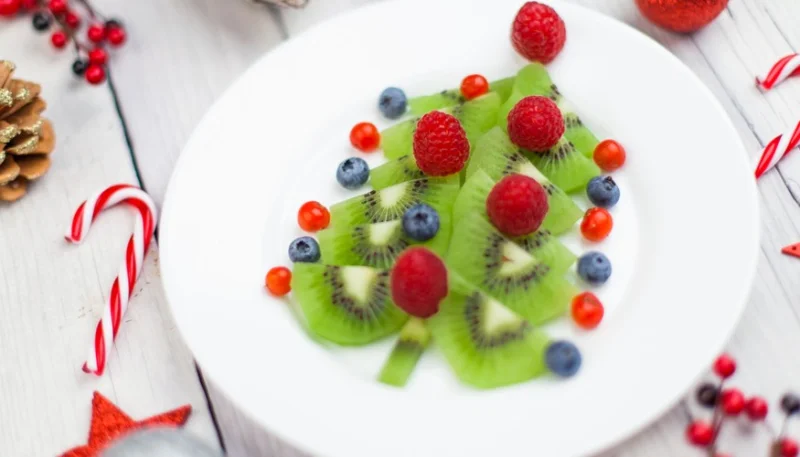 Árbol de Navidad con kiwi y frutos rojos