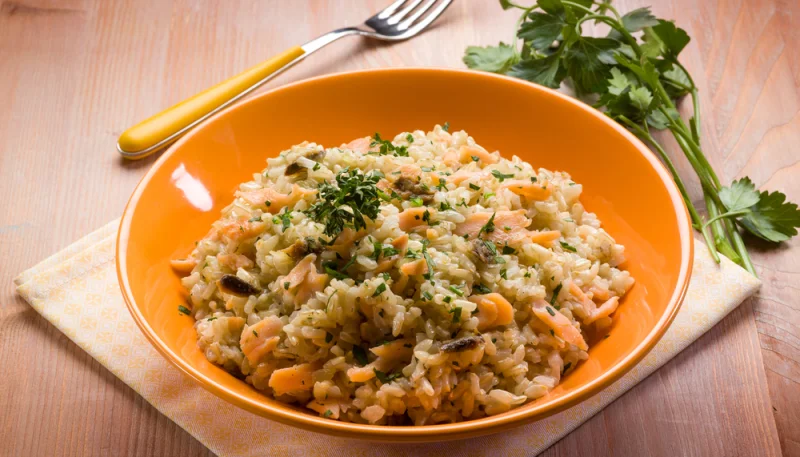 Arroz con salmón ahumado