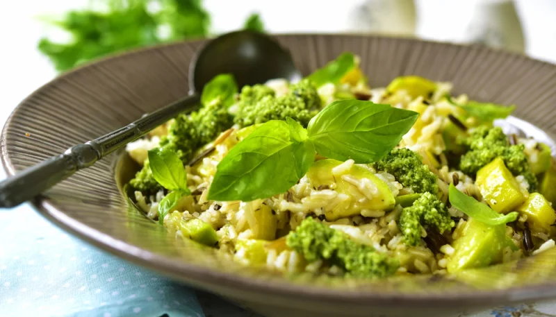 Calabacines con arroz integral y pesto