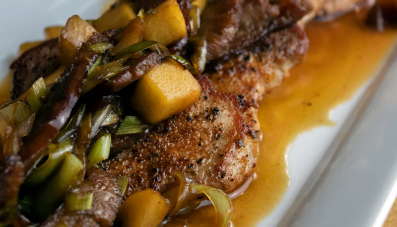 Cerdo con salchichas y miel