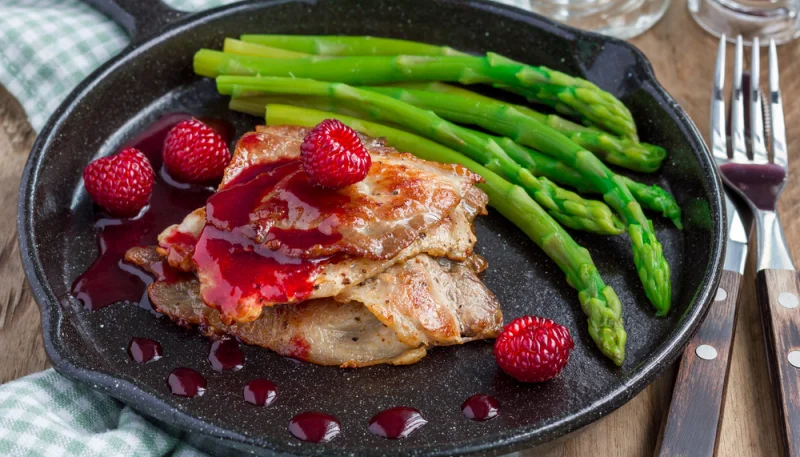 Cerdo con salsa de frambuesas