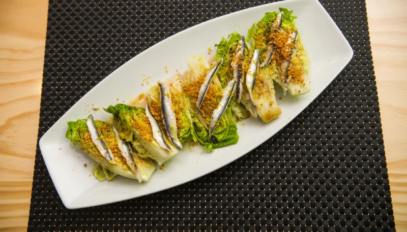 Cogollos con ajo y boquerones