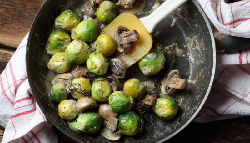 Coles de Bruselas con champiñones