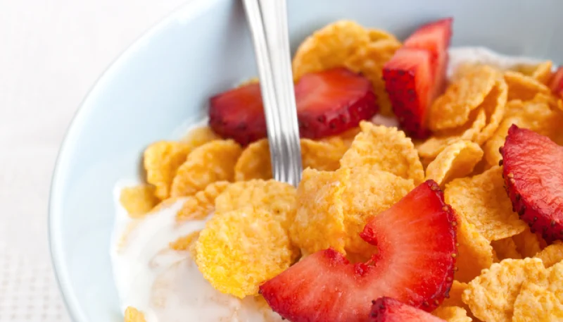 Copos de maíz con fresas y kéfir